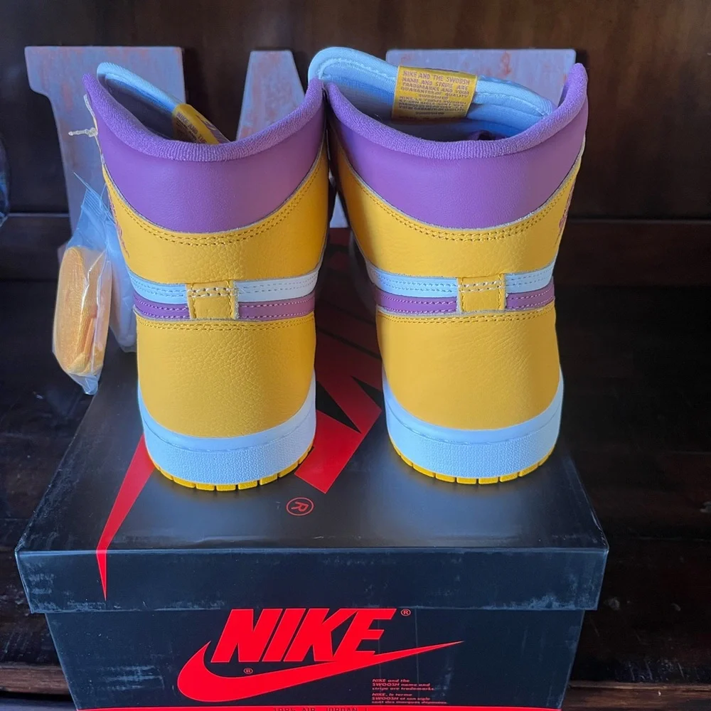 Nike Air Jordan 1 Retro High OG - Picture 4 of 10